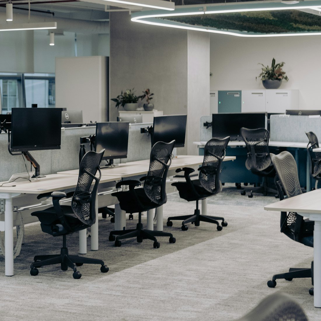 Oficina equipada con estaciones de trabajo y mobiliario